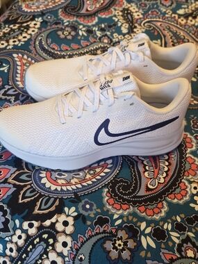 Nike Run Defy Women's Running Shoes White Blue Size 8.5 NIB
